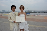 新婦にサプライズ結婚式　リムジン降りたらお友達　ビーチ挙式