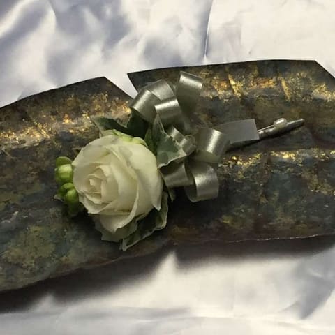 池袋にあるアヴェニールクラスさんへ　　白のラウンドLブーケをお届けの納品写真