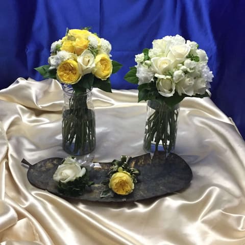 南青山にあるレストランＦＥＵさんへ　　クラッチブーケ、会場装花をお届けの納品写真