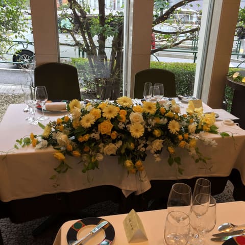 南青山にあるレストランＦＥＵさんへ　　クラッチブーケ、会場装花をお届けの納品写真