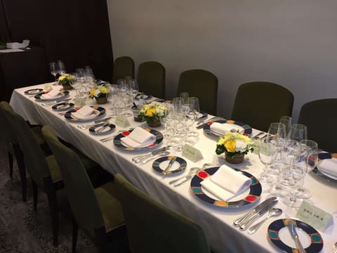 南青山にあるレストランＦＥＵさんへ　　クラッチブーケ、会場装花をお届けの納品写真