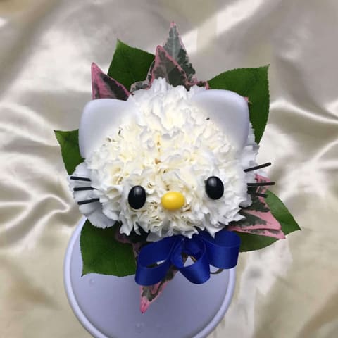 横浜みなとみらいにあるアニヴェルセルみなとみらいさんへ　白系おまかせのクラッチＬブーケと可愛いキティちゃんのクラッチブーケをお届けの納品写真