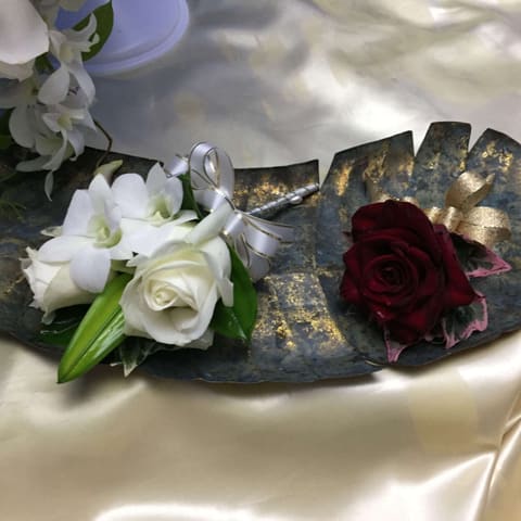 立川にあるアニヴェルセル立川さんへ　カサブランカショートキャスケードブーケとクラッチＬブーケをお届けの納品写真
