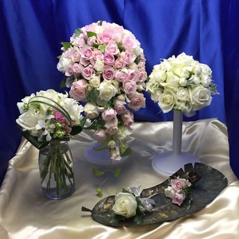 目白にある椿山荘さんへ　　ラウンドＭブーケ、ショートキャスケードブーケをお届けの納品写真
