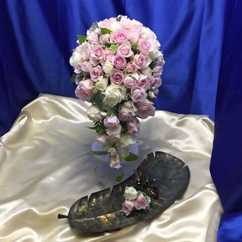 目白にある椿山荘さんへ　　ラウンドＭブーケ、ショートキャスケードブーケをお届けの納品写真