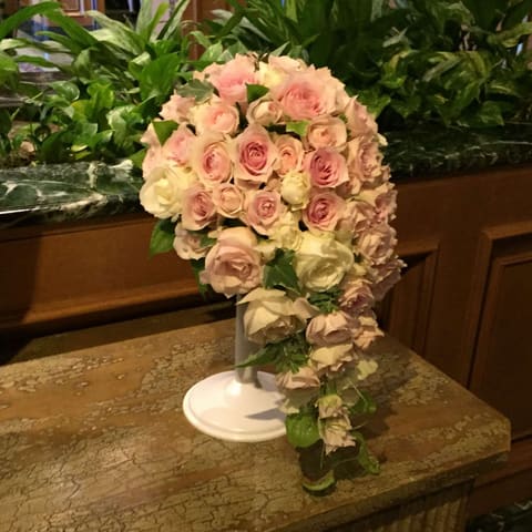 目白にある椿山荘さんへ　　ラウンドＭブーケ、ショートキャスケードブーケをお届けの納品写真