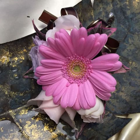 芝公園にあるＴｈｅ Ｐｌａｃｅ ｏｆ Ｔｏｋｙｏさんへ　かすみ草のクラッチブーケ、標準ピンクガーベラのラウンドＬブーケをお届けの納品写真