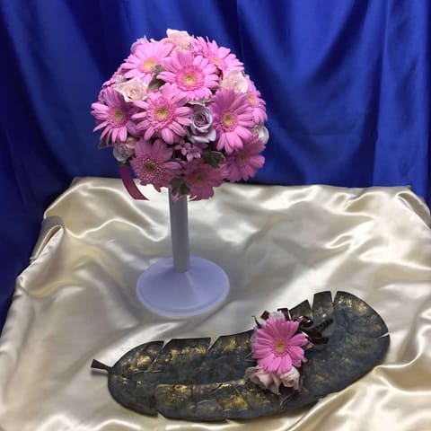 芝公園にあるＴｈｅ Ｐｌａｃｅ ｏｆ Ｔｏｋｙｏさんへ　かすみ草のクラッチブーケ、標準ピンクガーベラのラウンドＬブーケをお届けの納品写真