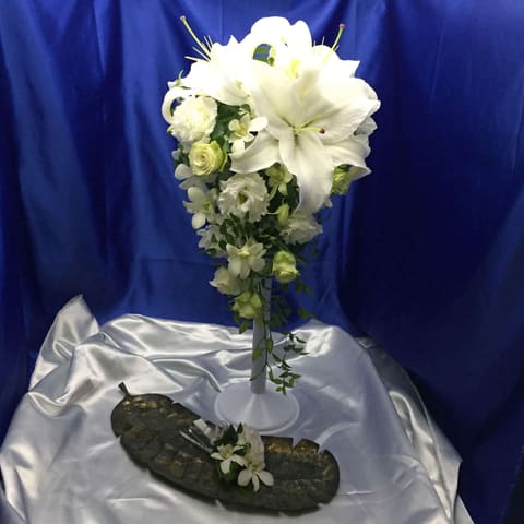 横浜にあるホテルモントレ横浜さんへ　　ショートキャスケードブーケ、標準ピンク系のクラッチＬブーケをお届けの納品写真