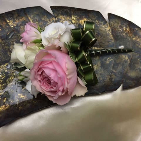白金台にある八芳園さんへ　淡いピンクバラと白花のラウンドLブーケをお届けの納品写真