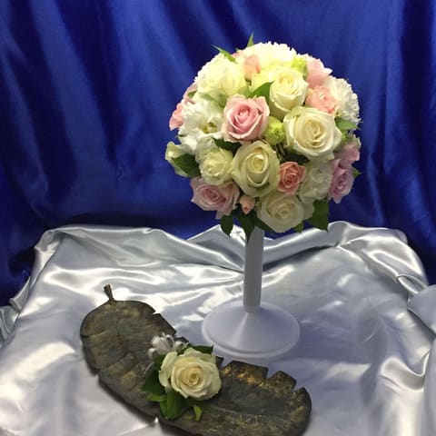 新横浜にあるＳｏｃｉａ２１さんへ　　白と淡いピンク花のラウンドＬブーケをお届けの納品写真