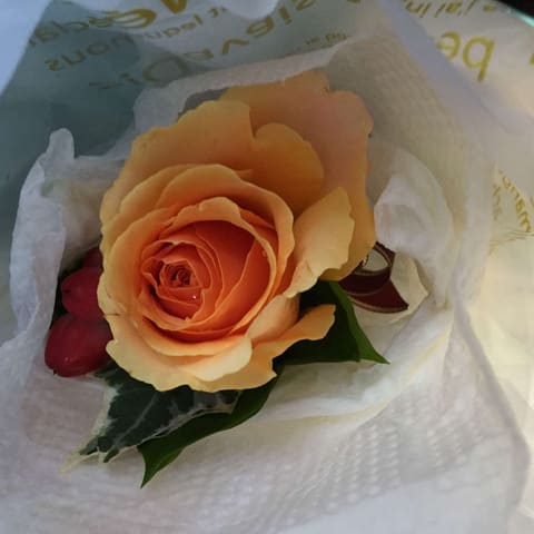 浅草にあるシーワンダイニングさんへ　　オレンジ系のクラッチSブーケをお届けの納品写真