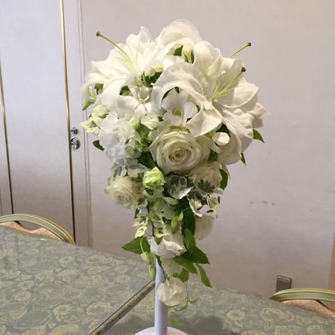 元赤坂にある明治記念館さんへ　　カサブランカのショートキャスケードブーケをお届けの納品写真