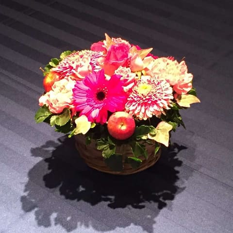 品川にある第１ホテル東京シーフォートさんへ　　ショートキャスケードブーケ、メインテーブルアレンジ等お届けの納品写真