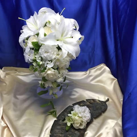 品川にある第１ホテル東京シーフォートさんへ　　ショートキャスケードブーケ、メインテーブルアレンジ等お届けの納品写真