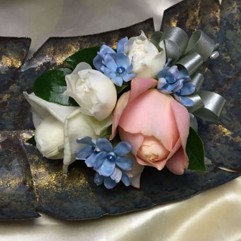 元赤坂にある明治記念館さんへ　　サーモンピンク系の入ったクラッチＬブーケをお届けの納品写真