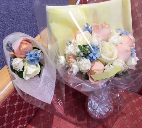 元赤坂にある明治記念館さんへ　　サーモンピンク系の入ったクラッチＬブーケをお届けの納品写真