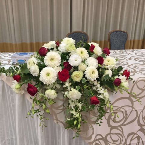 会場装花のセッティングの納品写真