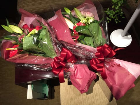 白金台にある八芳園さんへ　　カサブランカのショートキャスケードブーケをお届けの納品写真