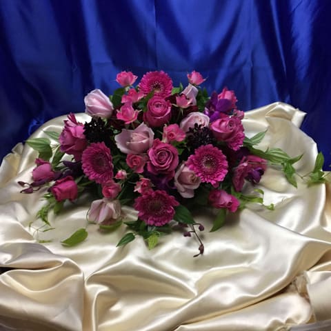 新宿にあるバトゥール東京さんへ　　メインテーブルアレンジ等装花をお届けの納品写真