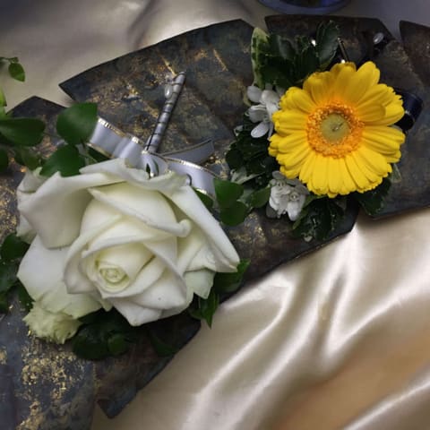白金台にある八芳園さんへ　　カサブランカのショートキャスケードブーケ、クラッチＬブーケをお届けの納品写真