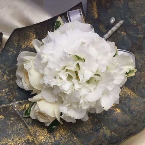 白金台にある八芳園さんへ　　白花のラウンドLブーケ、花束をお届けの納品写真