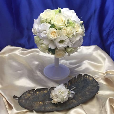 白金台にある八芳園さんへ　　白花のラウンドLブーケ、花束をお届けの納品写真