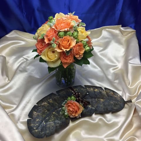南青山にあるアルカンシェル南青山さんへ　　ショートキャスケードブーケとオレンジ系のクラッチＬブーケをお届けの納品写真