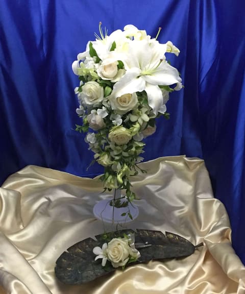 南青山にあるアルカンシェル南青山さんへ　　ショートキャスケードブーケとオレンジ系のクラッチＬブーケをお届けの納品写真