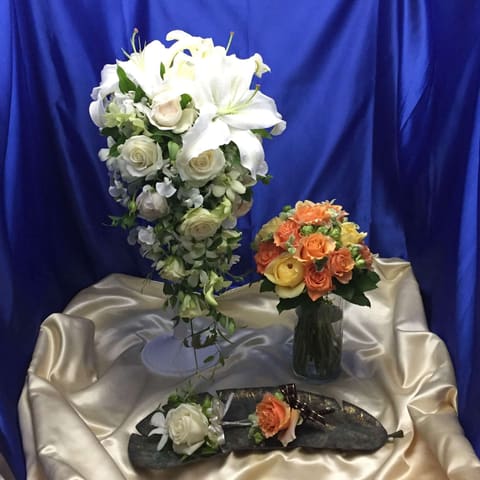 南青山にあるアルカンシェル南青山さんへ　　ショートキャスケードブーケとオレンジ系のクラッチＬブーケをお届けの納品写真