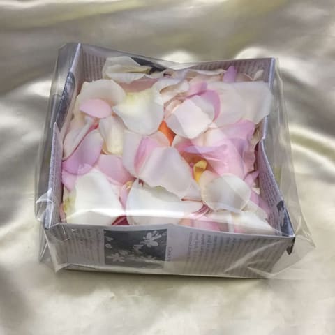 南青山にあるアルカンシェル南青山さんへ　　ショートキャスケードブーケとオレンジ系のクラッチＬブーケをお届けの納品写真