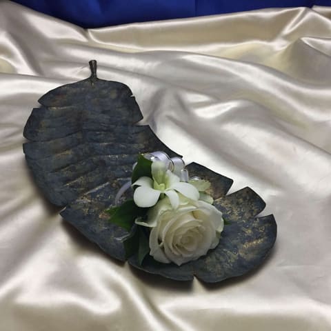 六本木にあるバルコニー レストラン＆バーさんへ　　カサブランカのショートキャスケードブーケをお届けの納品写真