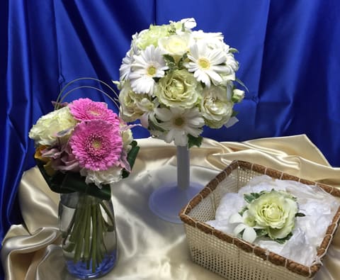 八芳園【白系のお花のお任せラウンドブーケにはマイブームのガーベラを】の納品ブーケ写真