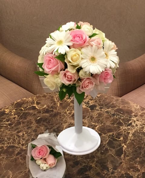 東京ディズニーシー・ホテルミラコスタ 【当日までお楽しみブーケ淡いピンクのお花と白いお花のラウンの納品ブーケ写真