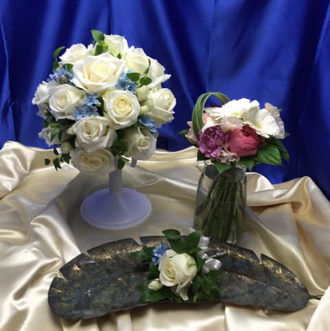 オリエンタルホテル東京ベイ【ラウンドＬ白系のお花とブルー系のお花ポイントので。サムシングブルーでお幸せに】の納品ブーケ写真
