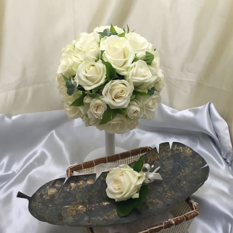 ルーキス上野【ラウンドＬブーケ 白系の花おまかせと花一輪と葉物のブートニア、贈呈用の花束】の納品ブーケ写真