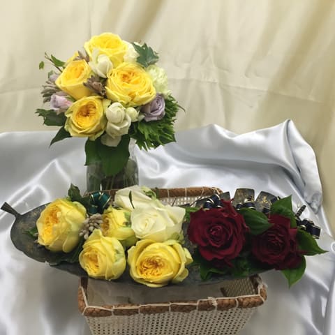 横浜クルーズクルーズ【初入荷のシルバーシャドウを入れたお花お任せ黄色のクラッチＭサイズブーケ】の納品ブーケ写真