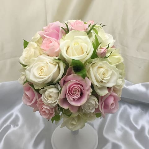 モントレ赤坂【お花お任せ白花＋淡いピンクポイントラウンドＬサイズブーケとエンジェルブーケ】の納品ブーケ写真