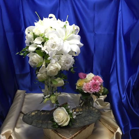 椿山荘【カサブランカのショートキャスケード、トスブーケ、両親花束】の納品ブーケ写真