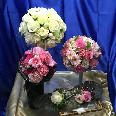 ロイヤルホール横浜【白バラのラウンドＬブーケ、ブートニア　 淡いピンク系ラウンドＬブーケ、ブートニア】の納品ブーケ写真
