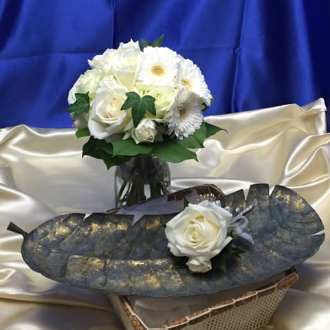 ウェディングヒル東京ベイ幕張【お花お任せ白系クラッチＬサイズブーケ】の納品ブーケ写真