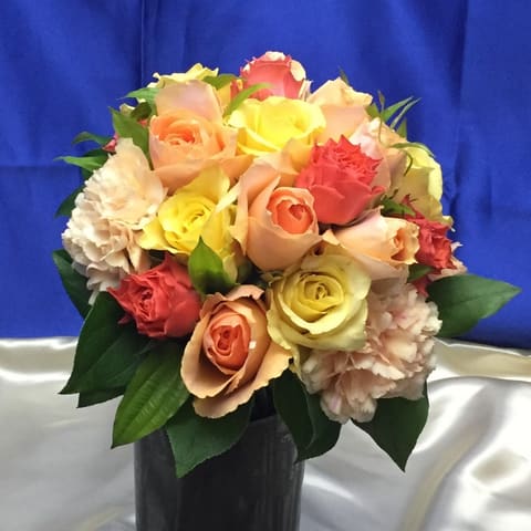 エクセレントコースト ブーケ 【元町・中華街駅近くエクセレントコースト　お花お任せオレンジ系のクラッチＬサイズブーケ】の納品ブーケ写真
