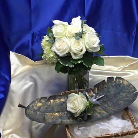 【今回初めて行かせて頂きました。青山にあるアクアヴィットさん　クラッチＬブーケ　白系おまかせとブートニア】の納品ブーケ写真