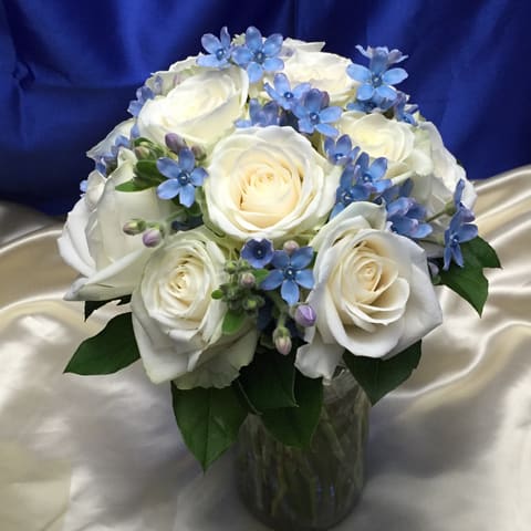 【豊洲にあるアヴァンセリアン東京さんへ　白系の花とこだわりの水色の花の可愛いクラッチブーケのお届け】の納品ブーケ写真