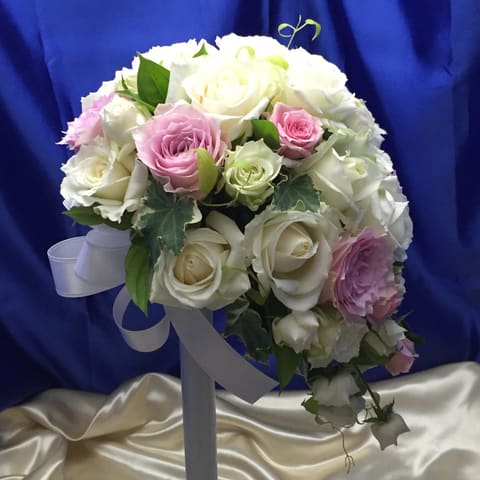 ホテル椿山荘 ブーケ 【目白にある椿山荘さんへお届け　しずくブーケ白バラメインに淡いピンク花を入れて。カラードレス用に花冠もお届け】の納品ブーケ写真