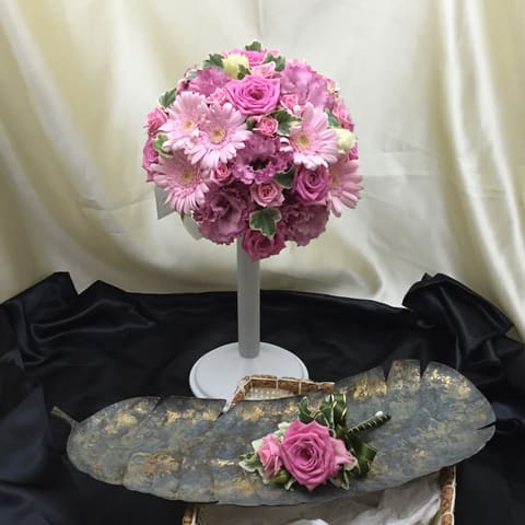 エルブライトハウスＬ’ＢＬＩＧＨＴ　ＨＯＵＳＥ ブーケ 【浜松町にある　Ｌ’ＢＬＩＧＨＴ　ＨＯＵＳＥさんへ　ラウンドＬブーケとブートニア　花束をお届け】の納品ブーケ写真