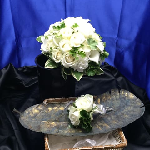 小さな結婚式　お台場 ブーケ 【お台場ヴィーナスフォートにある小さな結婚式さんへ　　クラッチLL　白系おまかせのブーケをお届け】の納品ブーケ写真