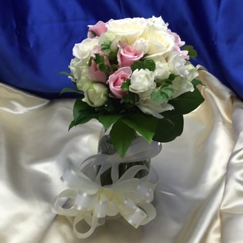 東郷記念館 ブーケ 【原宿にある東郷記念館さんへ　　白系と淡いピンクの花のクラッチＭブーケをお届け】の納品ブーケ写真