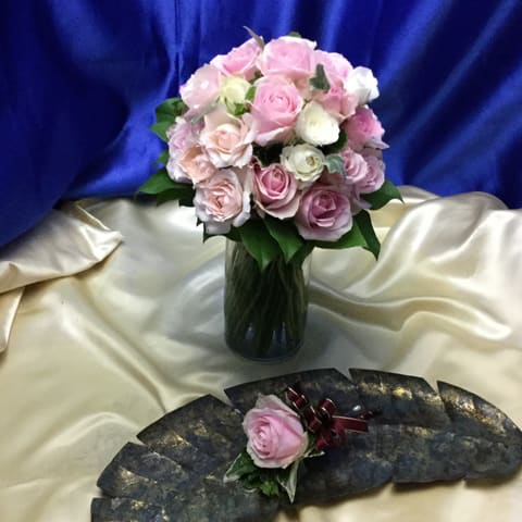 東郷記念館 【原宿、神宮前にる東郷記念館さんへ　　淡いピンク系のクラッチＬブーケをお届け】の納品ブーケ写真