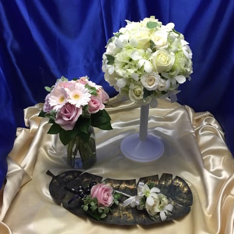 東京ベイ舞浜ホテル【浦安の舞浜にある東京ベイ舞浜ホテルさんへ　　白系のラウンドＬブーケ、クラッチＭブーケをお届け】の納品ブーケ写真